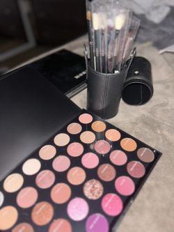 New makeup pallet and brushes