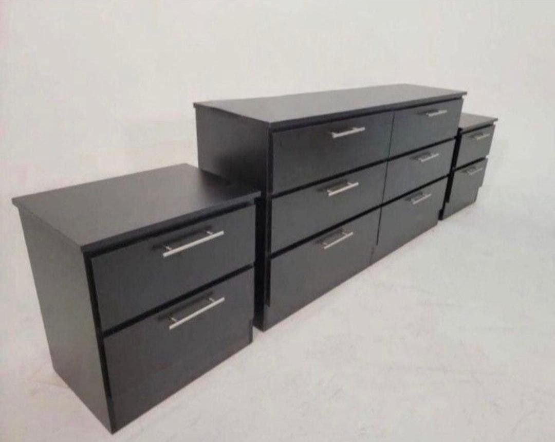 Dresser And 2 Nightstands // Cómoda Y 2 Mesitas De Noche