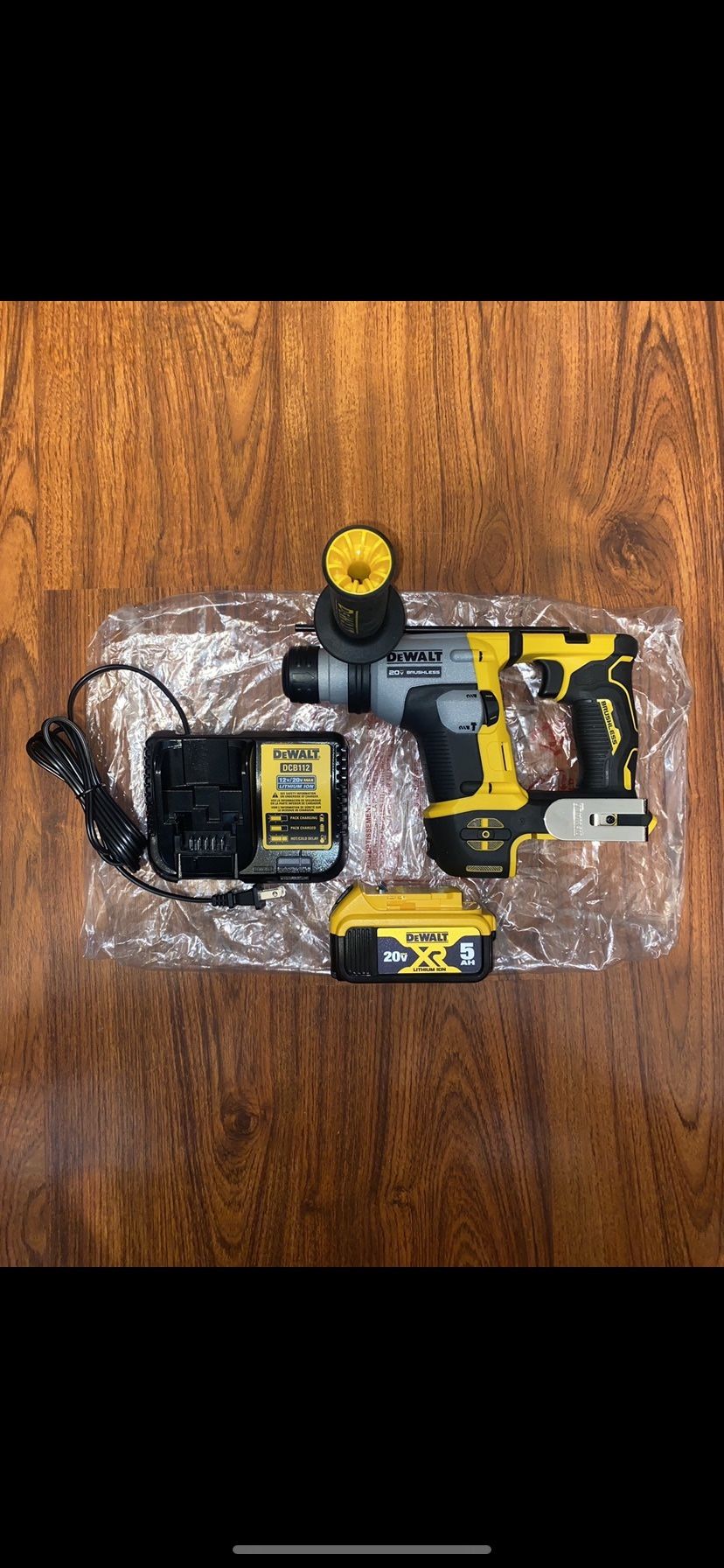 Dewalt ATOMIC 20V  MAX Brushless Ultra-Compact 5/8 in. SDS + Hammer Drill (DCH172B) (1) 5.0 Ah battery (1) 12v/20v charger 