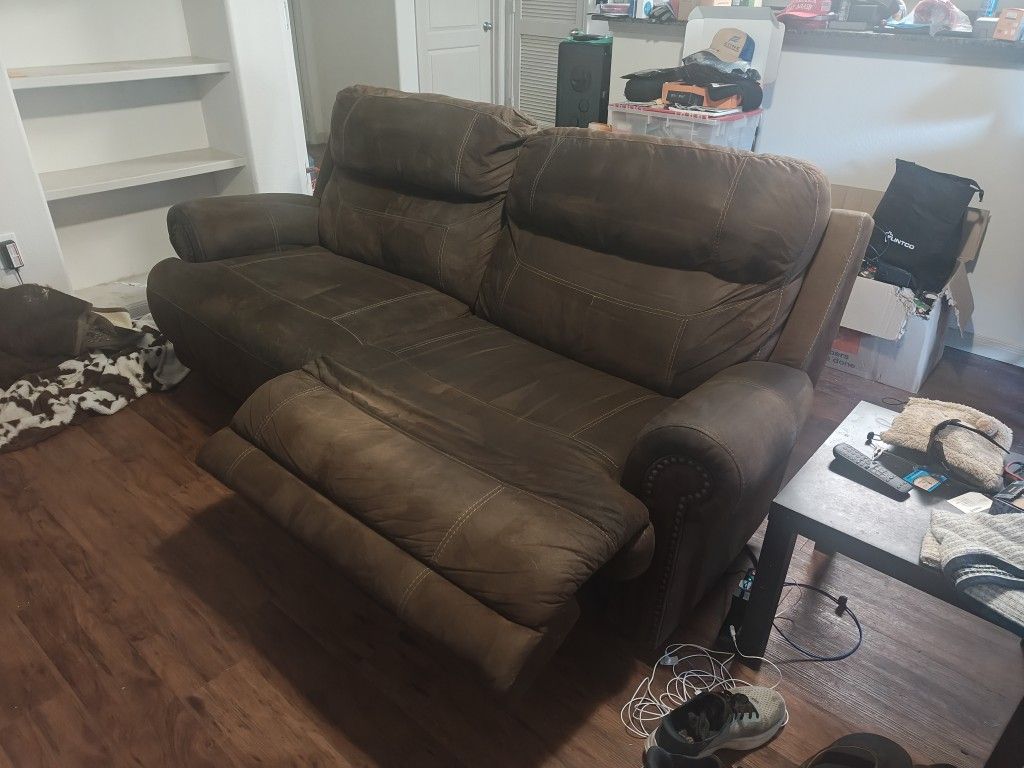 Couch With Electric Recline