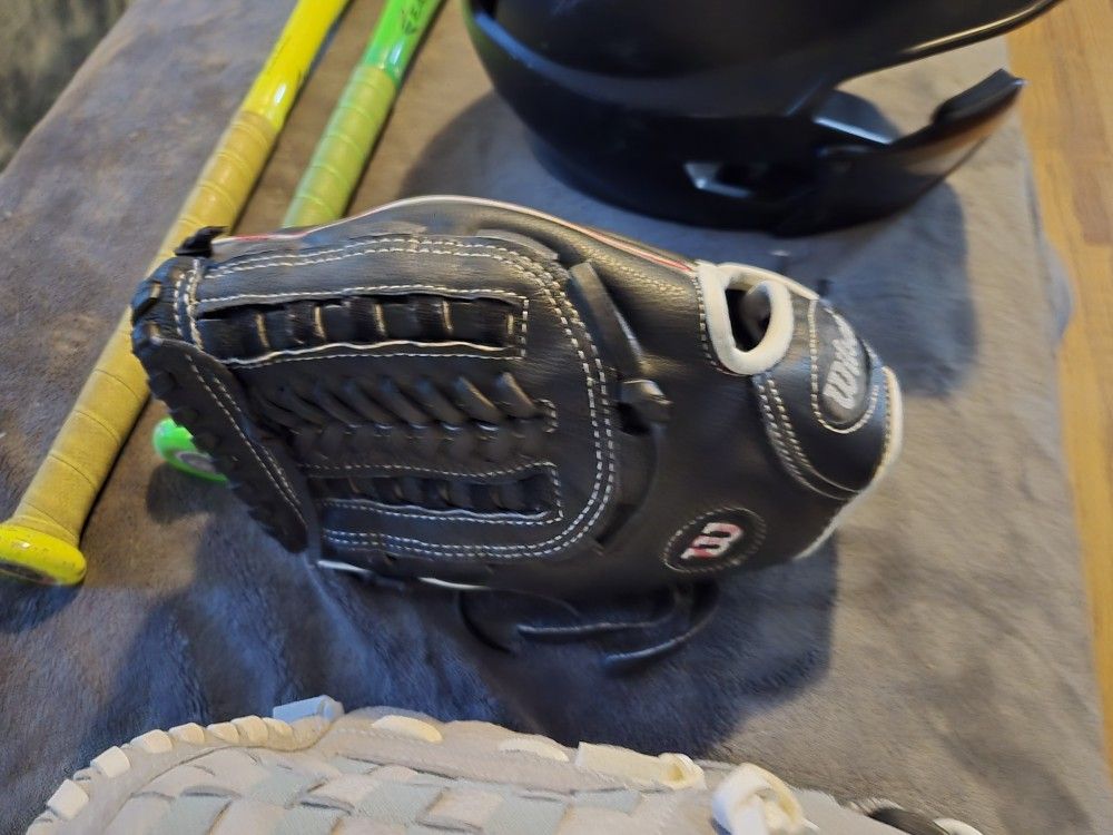 Wilson Left Handed Youth Baseball Mitt