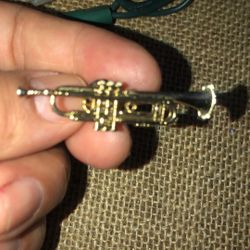 Broche De Trompeta Dorado