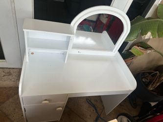 Kids make up vanity