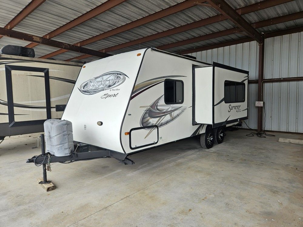 2012 Surveyor Sport, by Forrest River, 10th Anniversary Edition 25FT extremely lightweight 3500LB sofa slide out one owner, new tires extremely clean,