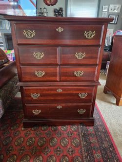 Tall Mahogany 5 drawer dresser, excellent condition