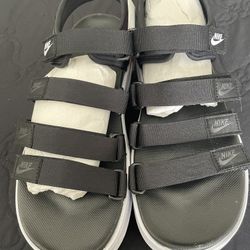 Woman’s Nike sandal size 10