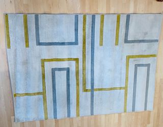 Large Area Rug 5 ft x 7 ft - Clean, Pet Free