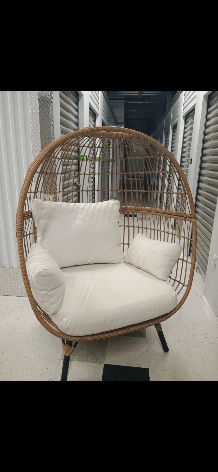 Modern Eggshell Chair – Great Condition
