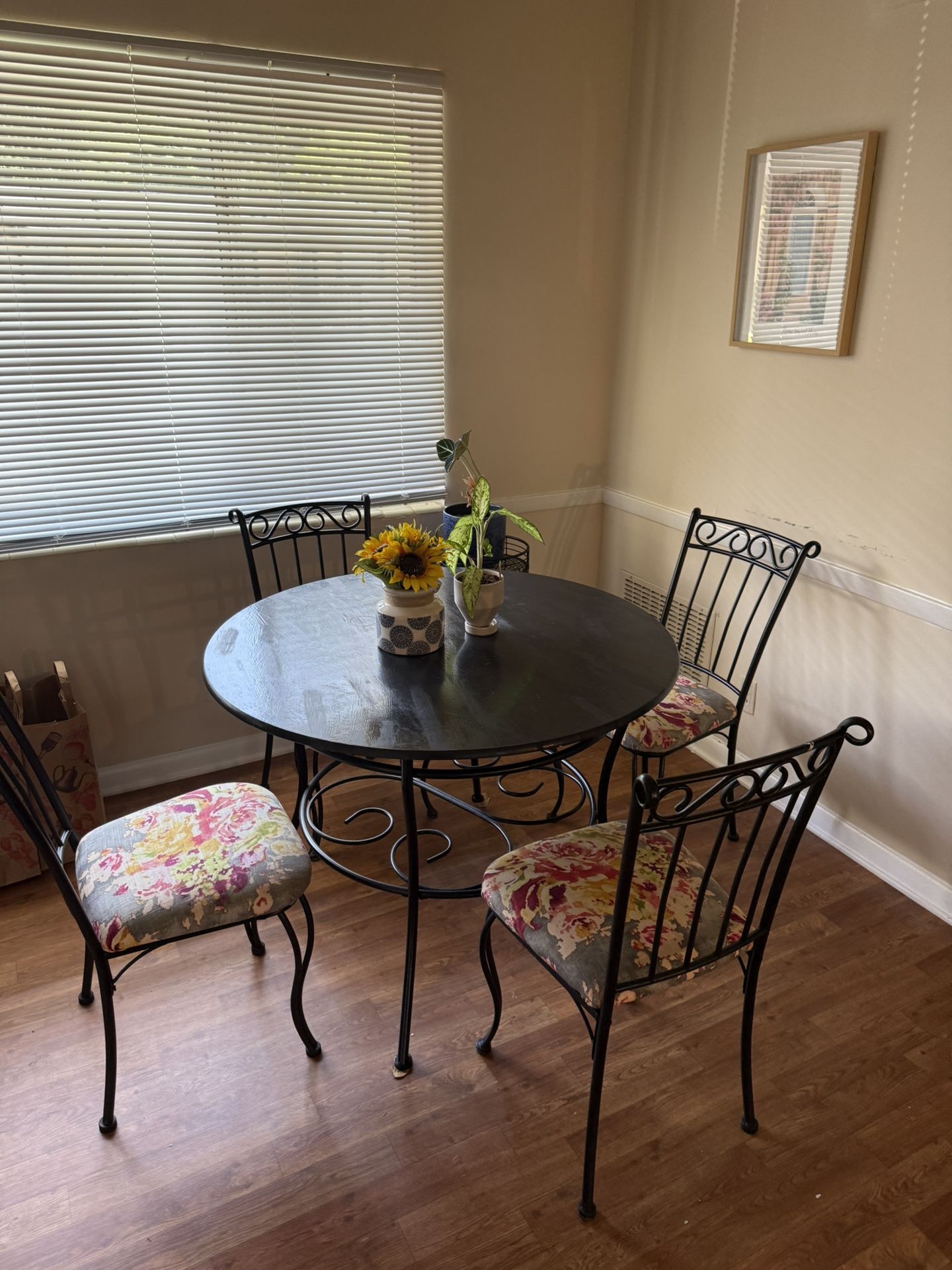 Table With 4 Chairs 