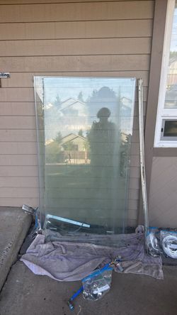 Clear glass tub doors