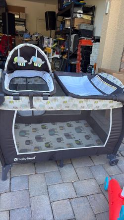 Babytrend Bassinet & Changing Station