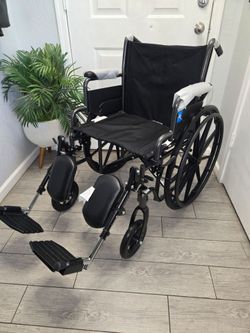 Medline Comfortable Folding Wheelchair with Swing-Back Desk-Length Arms and Swing-Away Footrests,  silla de ruedas