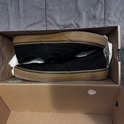 Gum. Bottom Black Vans 