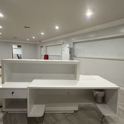 Modern White Reception Desk – Great Condition