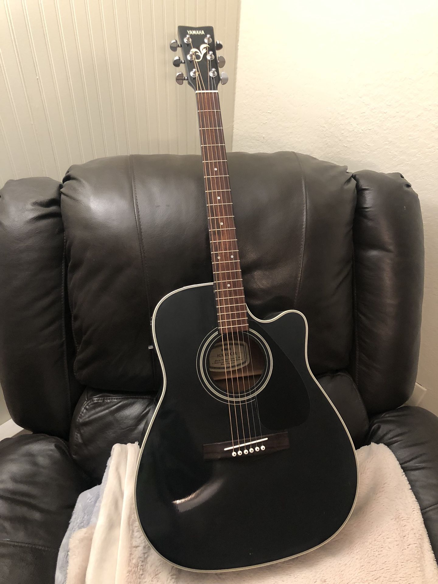 Yamaha Acoustic Electric FGX412CBL