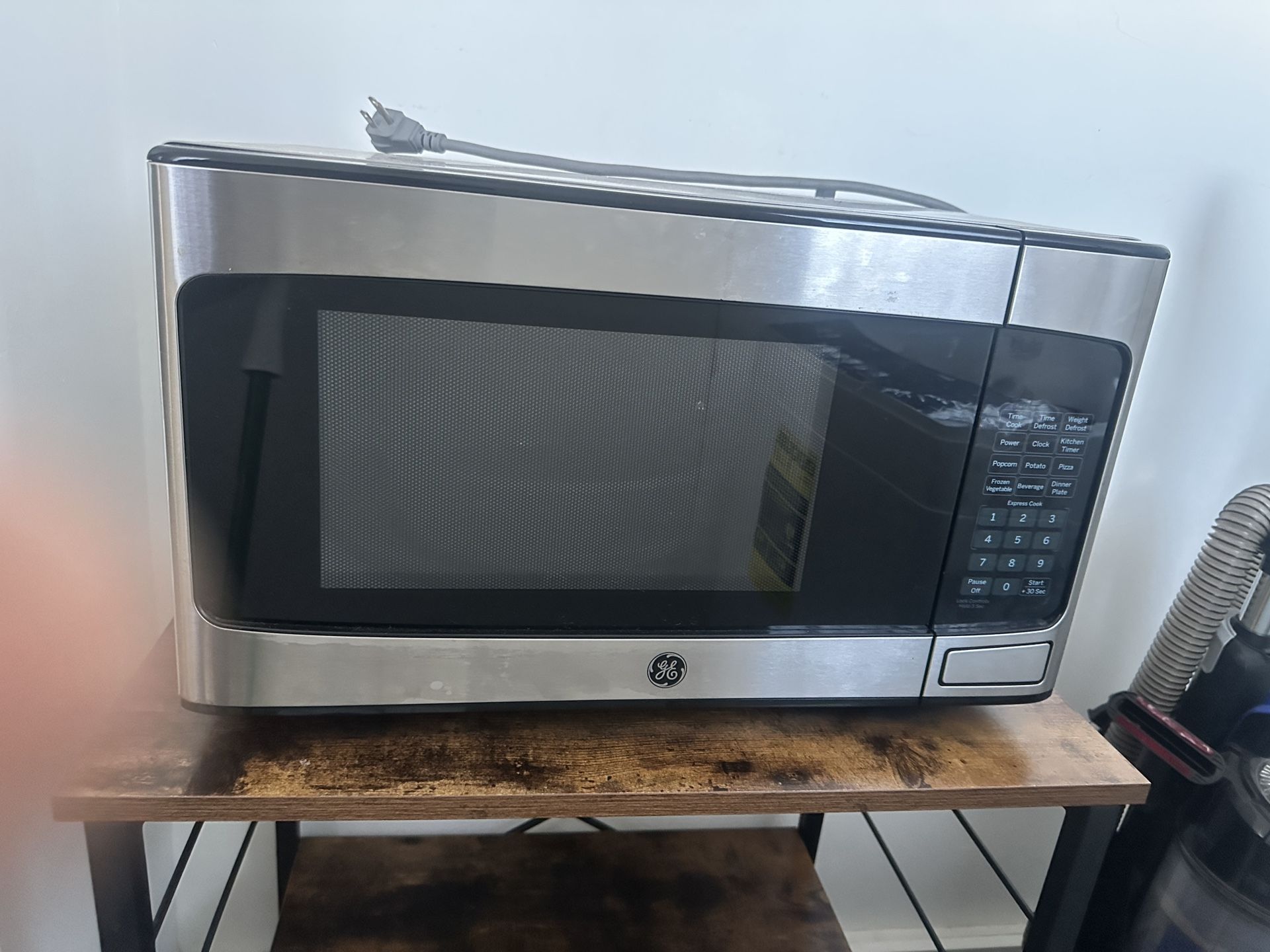 GE - 1.1 Cu. Ft. Countertop Microwave with Convenience Cooking Controls - Stainless Steel