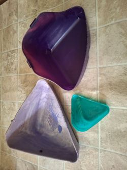 Corner litter pans