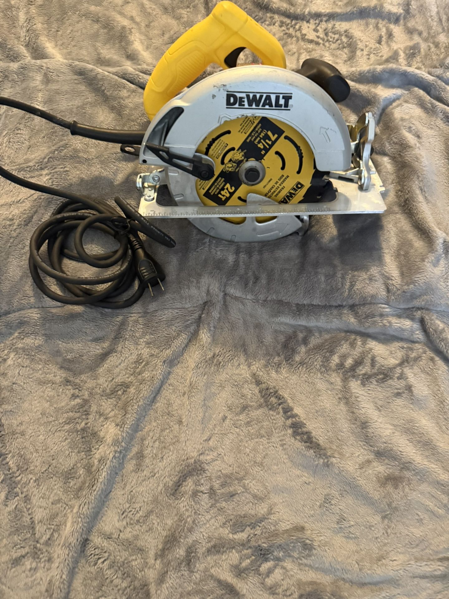 DEWALT 15 Amp Corded 7-1/4 in. Lightweight Circular Saw