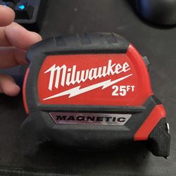 Milwaukee 25ft Wide Blade Magnetic Tape Measure