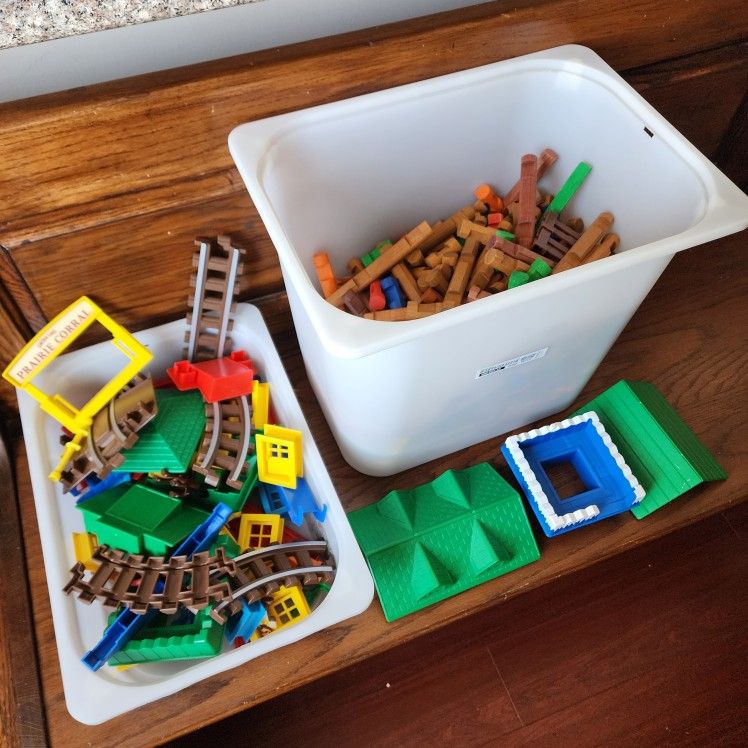 Lots Of Lincoln Logs Building Toys