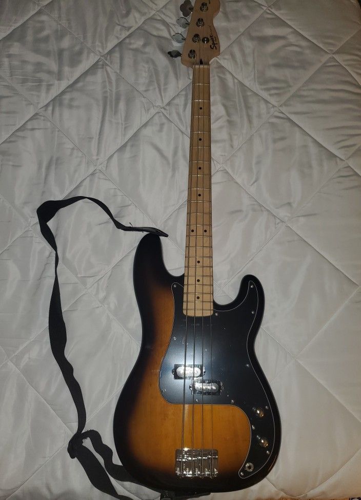 • SQUIER FENDER BASS •