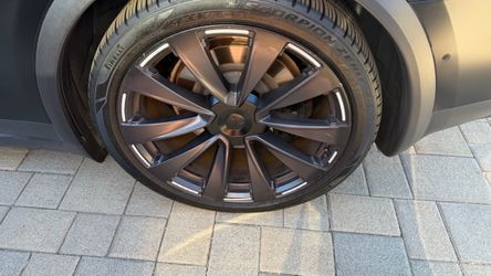 Tesla model X 22 inch plaid wheels tires