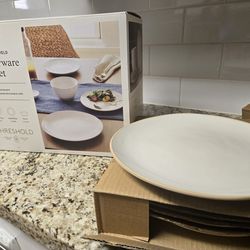 Dinnerware set