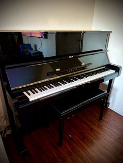 Yamaha U1 Upright Piano Manufactured 2006 in Japan 48" Polished Ebony Studio Vertical Piano