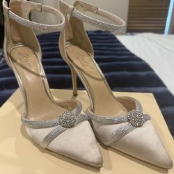 Jewel By Badgley Mischka Size 8 Champagne Color  