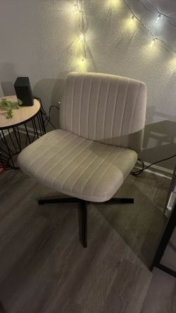 White spinning chair