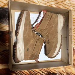 Yose Short Zip By UGG