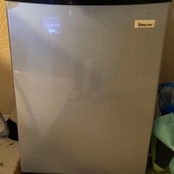 Magic Chef Mini Fridge In Excellent Condition