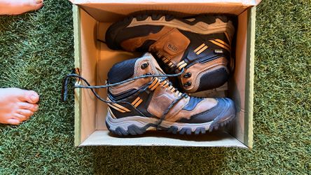 Keen Hiking Shoes size 9.5   New 