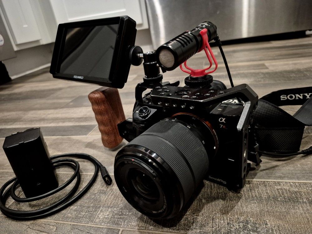 πΈ A7RII + 28-70mm Lens / Video/Photo "Rigged Out" / Cage / Mic / Wooden Handle / Monitor / WEDDINGS/MUSIC VIDEOS/COMMERCIALS + π₯