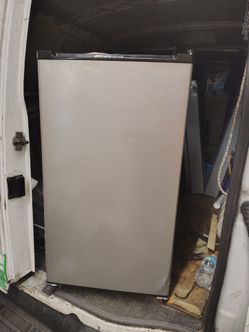 Small refrigerator specs in oicture