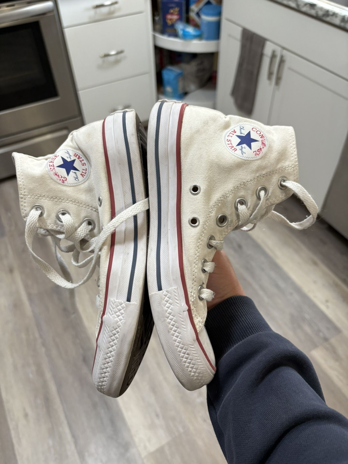 High Top Converse Women’s 6 Men’s 4
