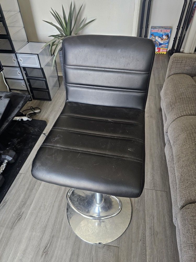 2 Free Bar Stool