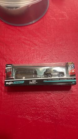 Maisto 2021 Ford Bronco / Camper Trailer 1:64