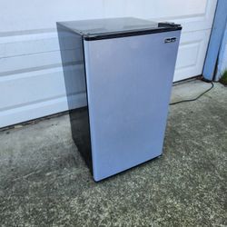 Magic Chef 3.3 cu. ft. Mini Fridge + Freezer _ Black Stainless Small Refrigerator _ Works Great