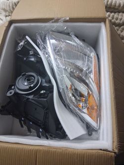 2006 to 2009 Toyota Prius headlight assemblies left and right