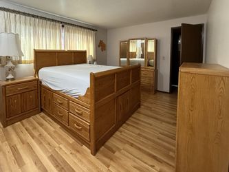Queen bedroom set w/lots of storage