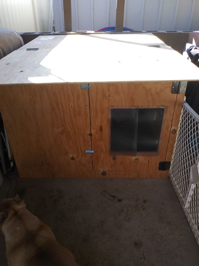 Dog house/whelping box