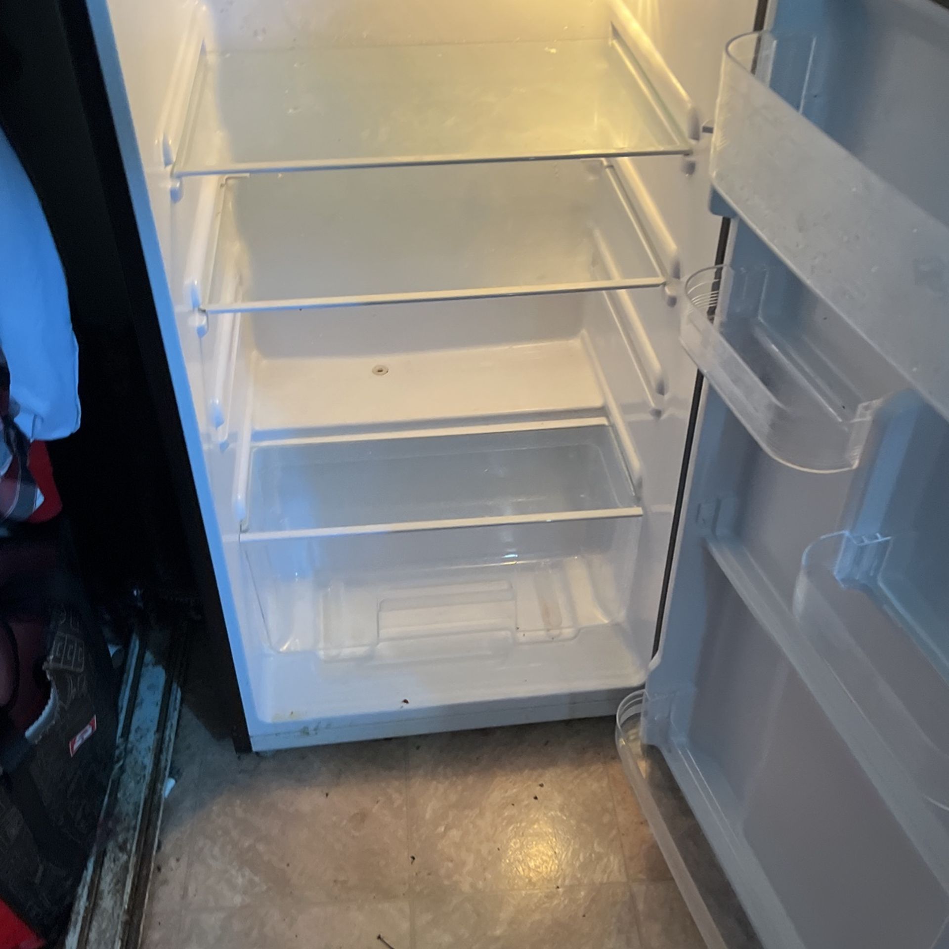RCA 7.5 Cu. Ft. Top Freezer Refrigerator RFR741