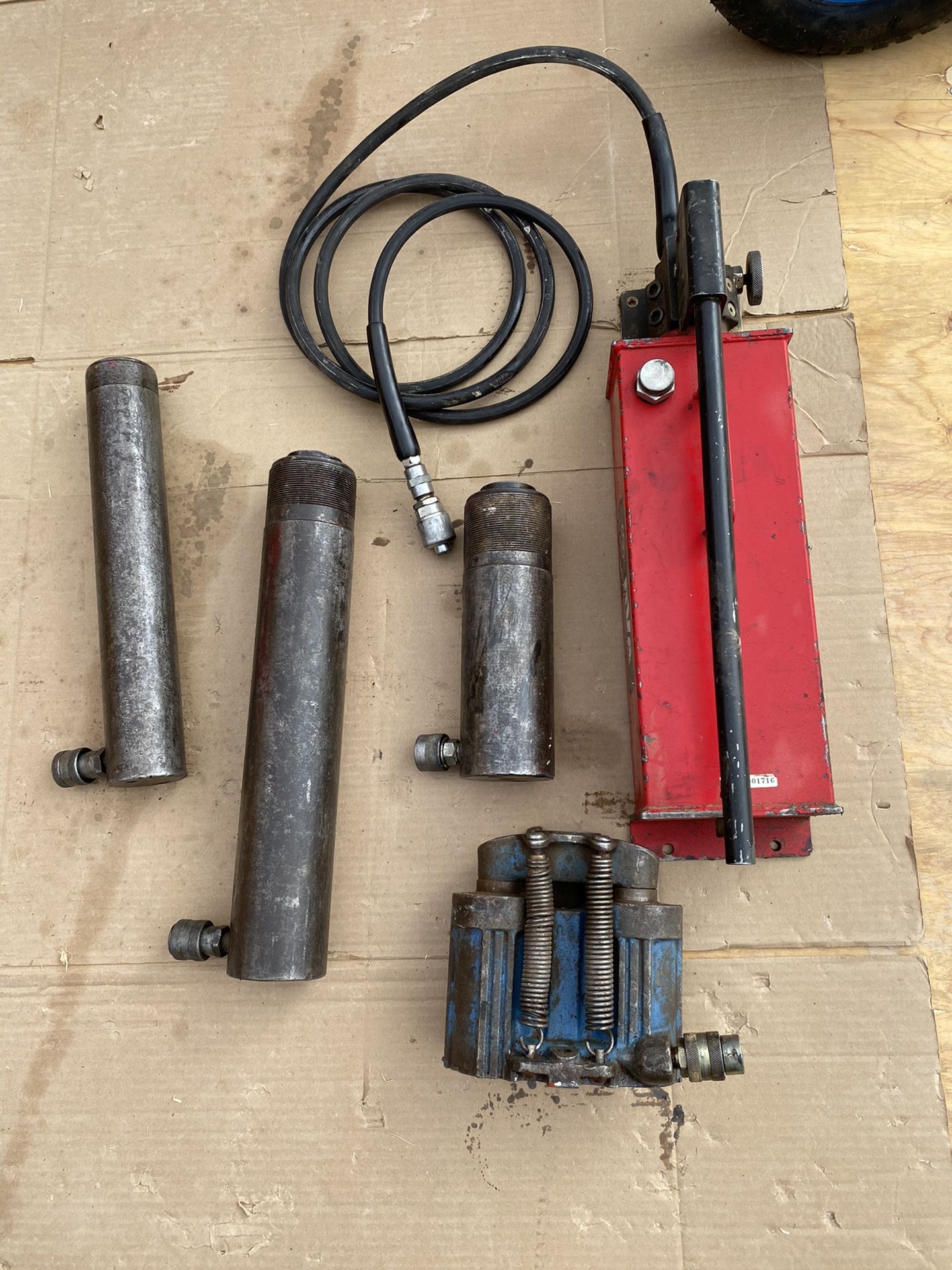 Hydraulic Thirty Ton Cyclinders  