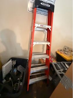 Werner 6’ Fiberglass Step Ladder – 300 lb Type IA Heavy Duty