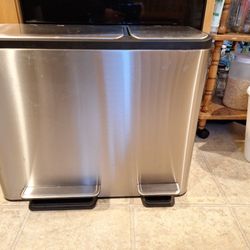 ECO 16 Gal Tresh/Recycle Step  Hands FREE  TRESHCAN