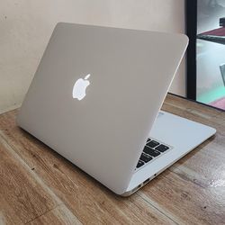 Apple MacBook Air 13” I5/8GB/256GB SSD $180
