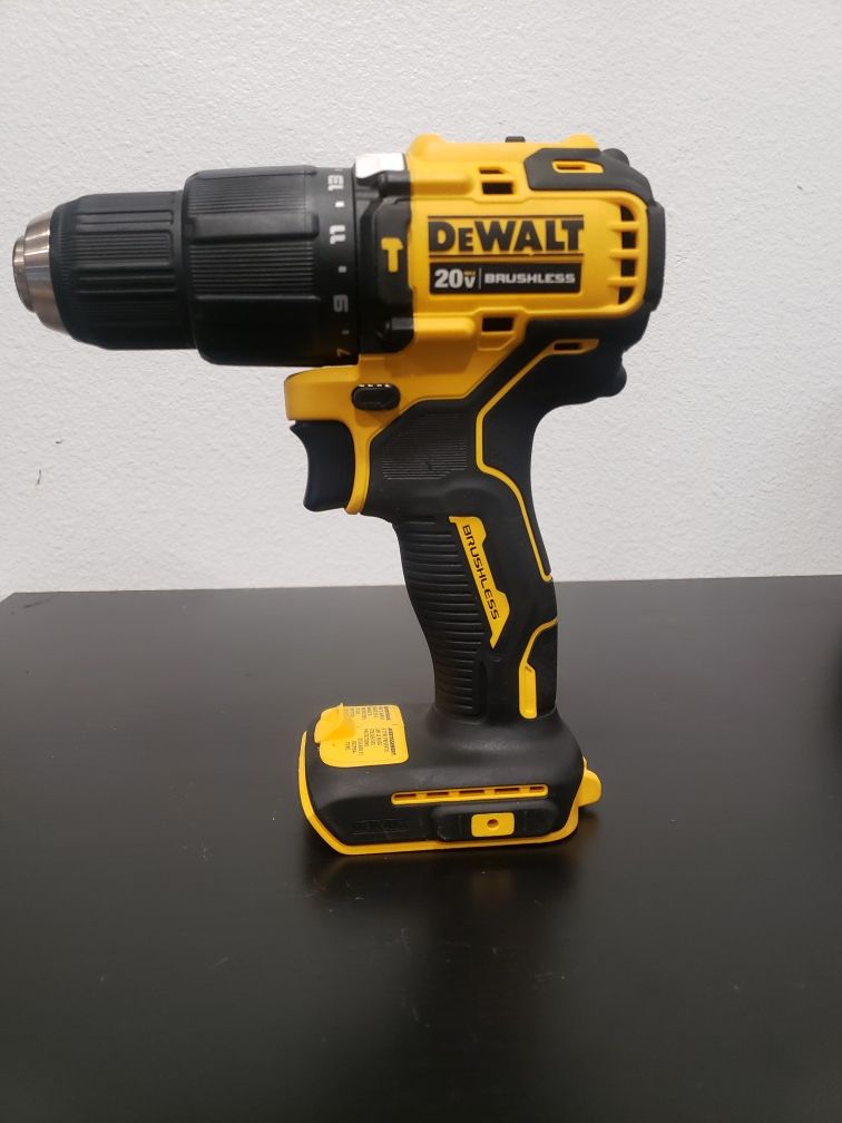 D392) Dewalt 20v Cordless hammer drill / drill driver tool only