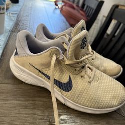 Women Nike Size 7 