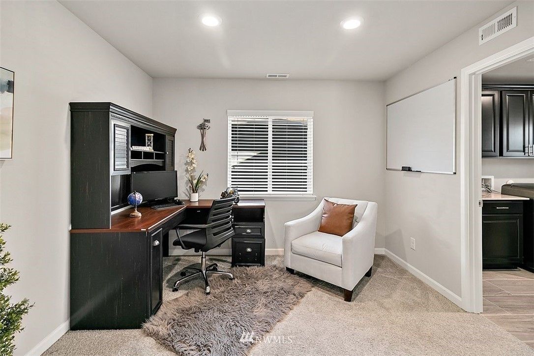 Desk With Hutch For sale !